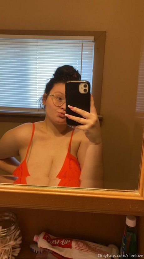 Rileelovee model pornographic images