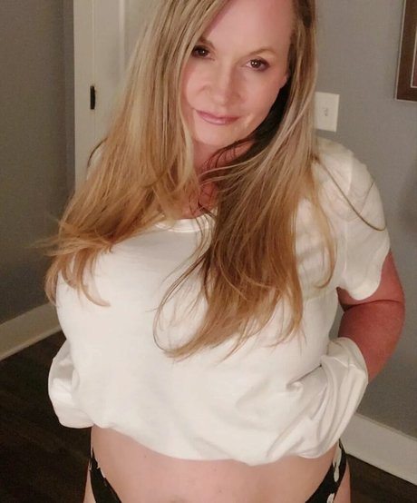 PerriPlays best model photo