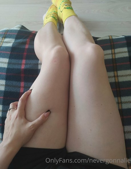 nevergonnalie model hot pic