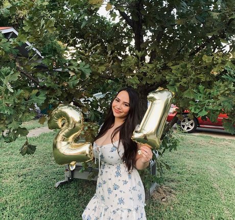 Ellie Johnston pretty star img