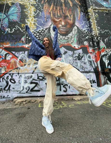 bikinibites art model image