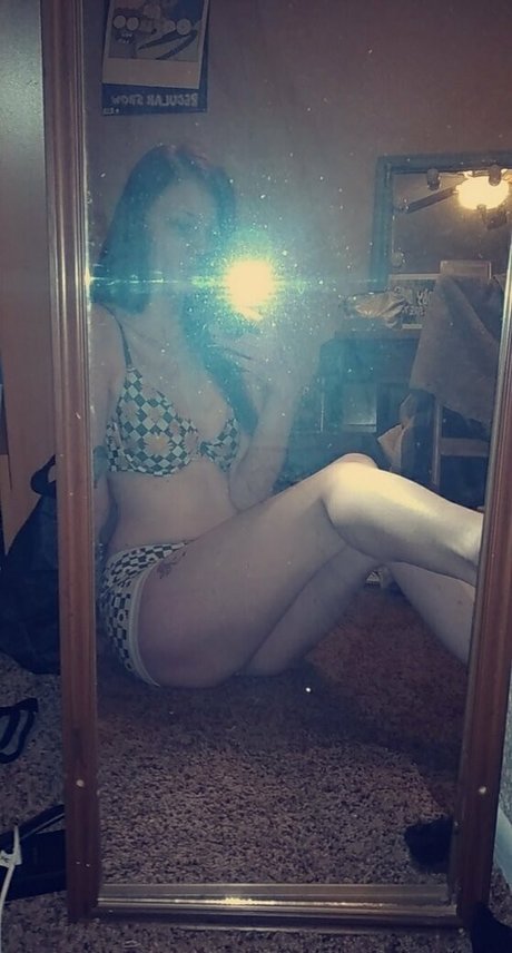 benz babe star nude pic