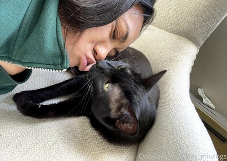 thatonegirlmikeyvlogs model high quality pics