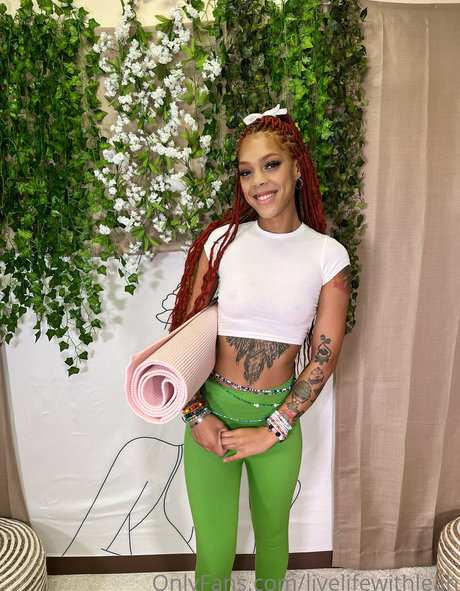 leahsade exclusive actress image