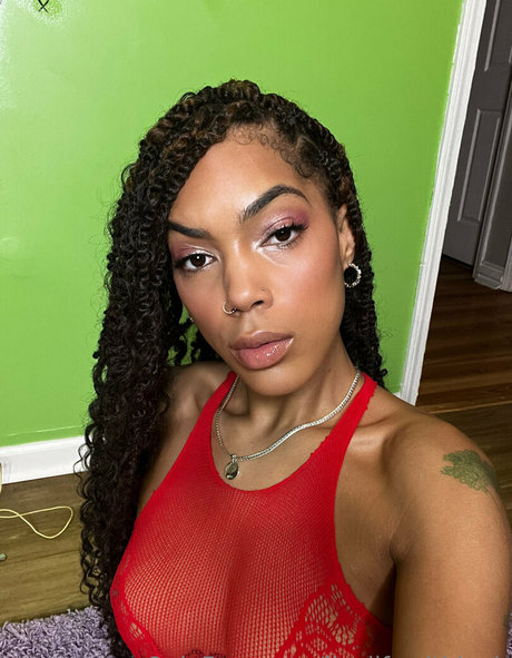 leahsade nice actress pics