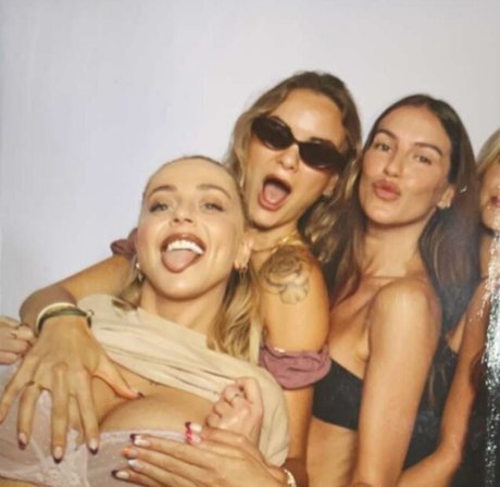 Violet Benson model pretty pictures