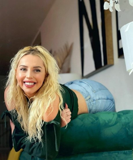 Violet Benson beautiful model img