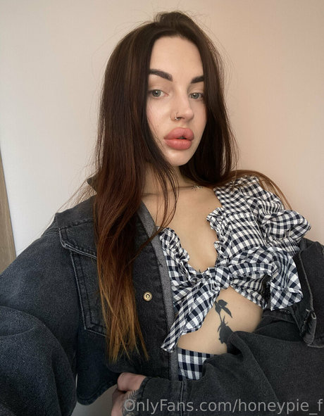 honeypie f adult model image