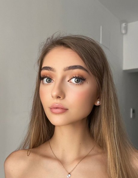 Anna chic actress photo