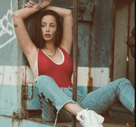 Emuna Zuzut sexy model photo