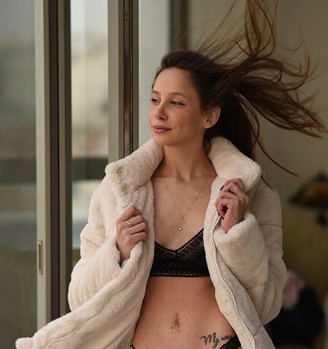 Emuna Zuzut star sexy pics