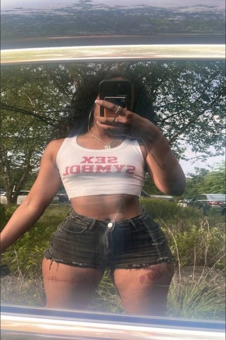 AishaaaMarie hot actress img