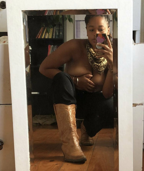 arielcosmo nude model photos