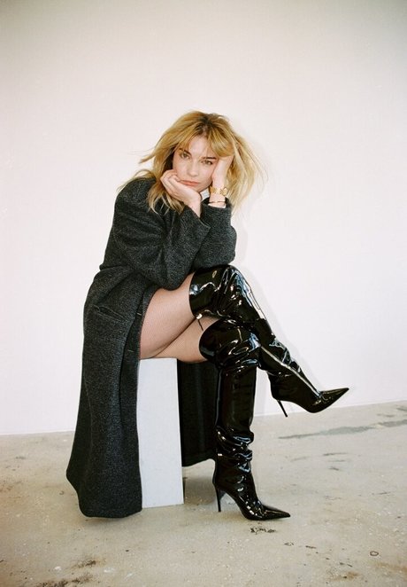 Annie Murphy nude star images