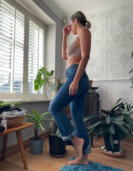 miskysour art actress photos