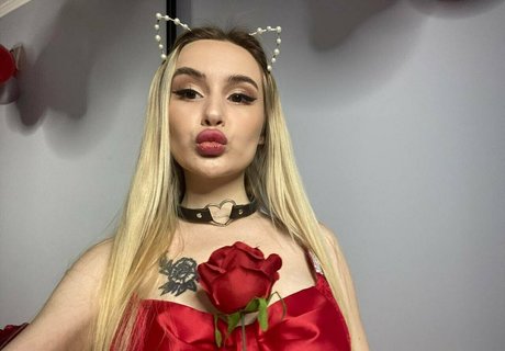 monikastray erotic model image