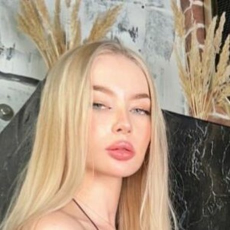 PlaywithAnny exclusive model img