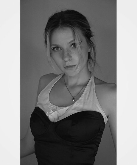 angejla star naked pic