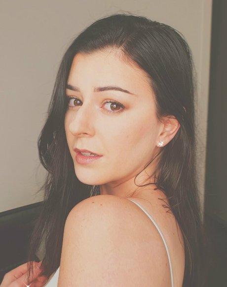 Alicia Layne top star img