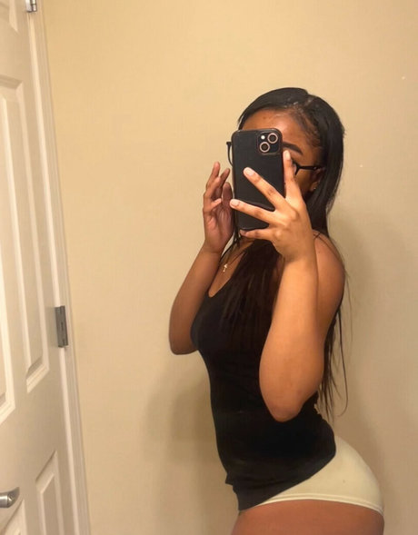 Kayyoniii naked actress photo