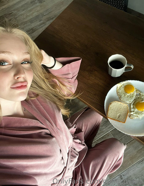 cutie kira pretty model pics