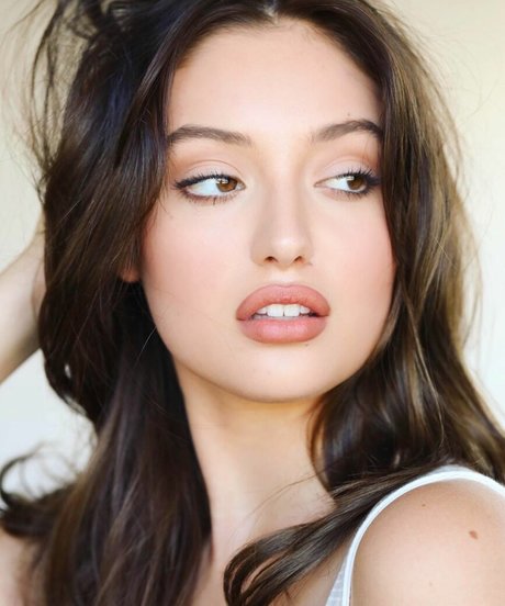 Bella Podaras adult model photos