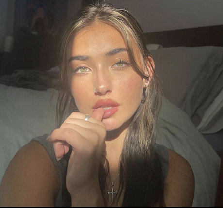 Sofia Bonjardim beautiful pornstar pictures