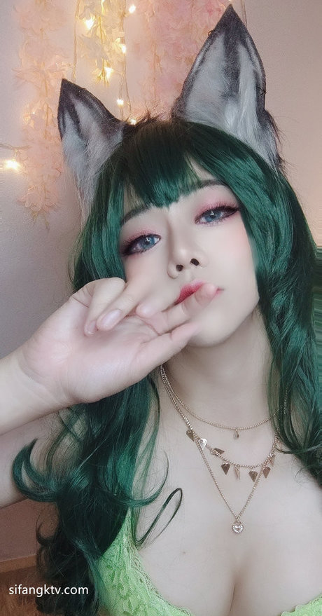 queencosth naked model images