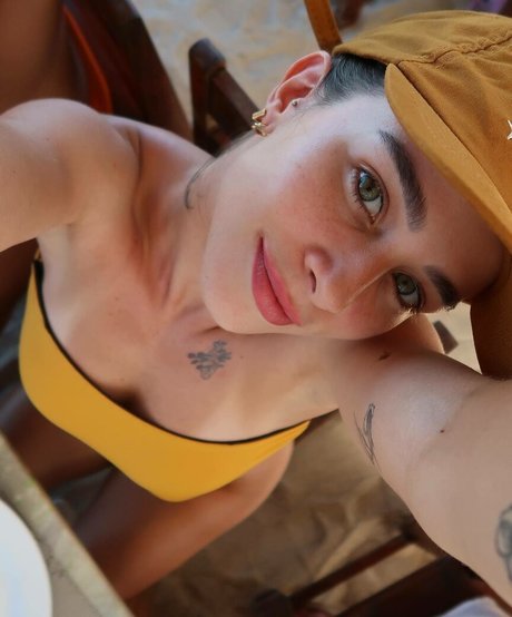 Laryssa Ayres art model img