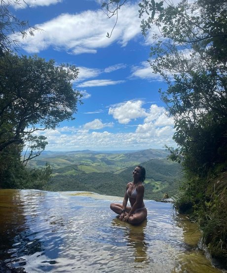 Laryssa Ayres model sex photos