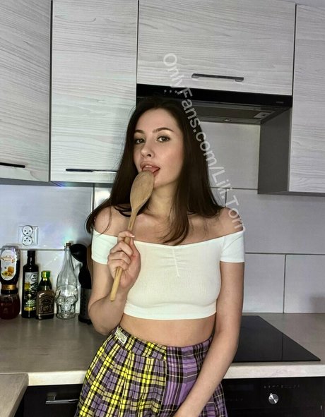 lili torn model top pics