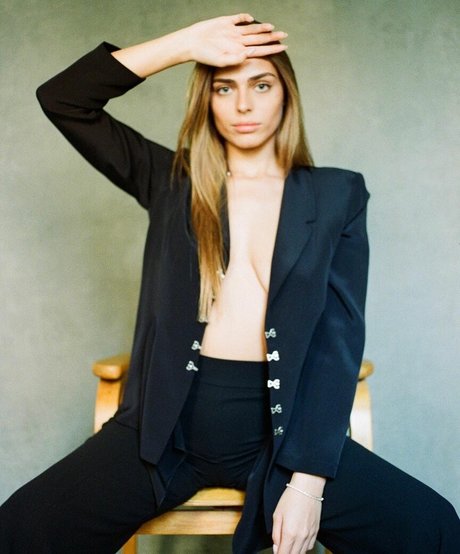 Noya Arviv model top img