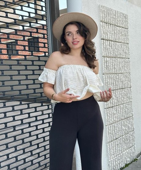 Alondra Larson free model photo