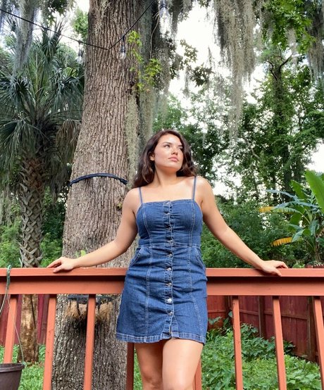 Alondra Larson exclusive star pics