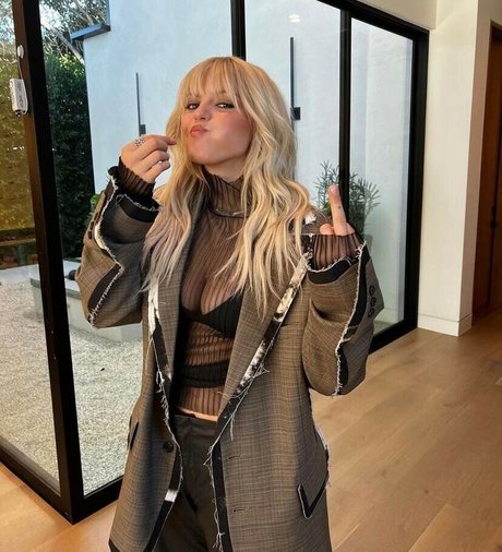 Renee Rapp pretty star photos