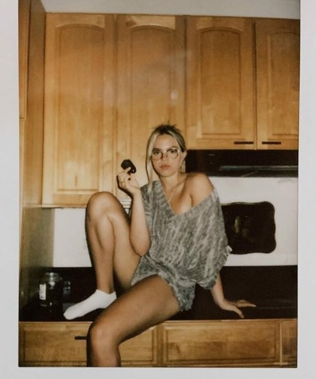 Renee Rapp hot star image