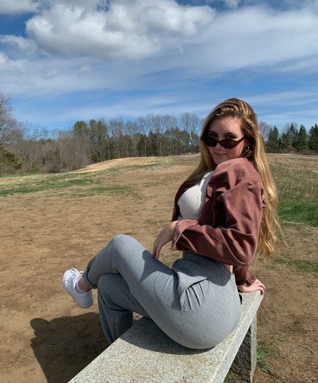 Lindsay Farland star hot img