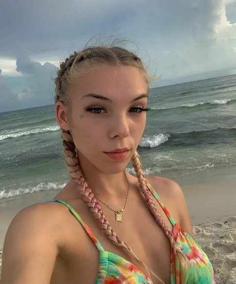 Itslovelyava free model gallery