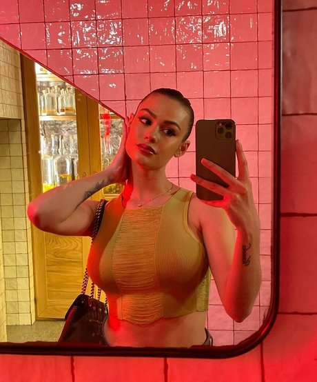 Nadia Jemez hot actress img