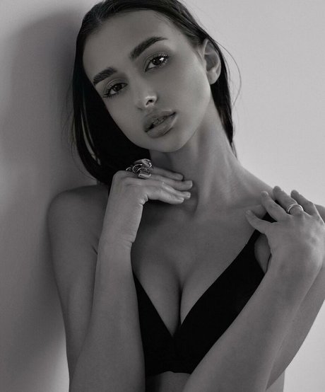 Dari Vladymyrova hd pornstar photo