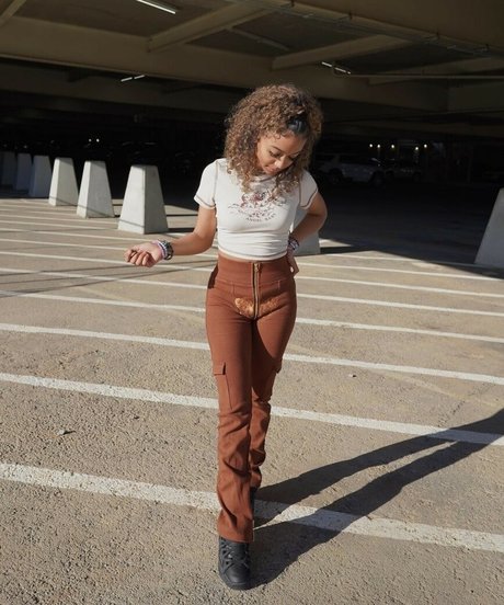 Lexi Vee art model archive