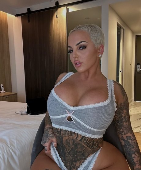 becgorton_ model perfect picture