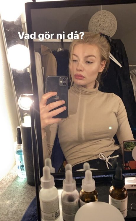 Siri54 xxx model galleries