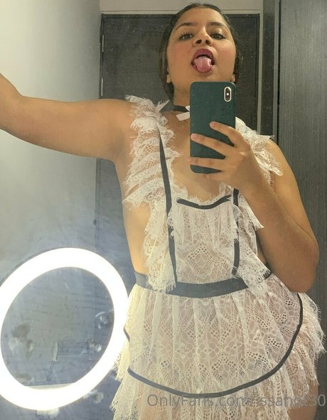 issahott31 model naked pic