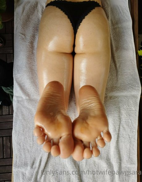 saragotcheeks erotic actress pics