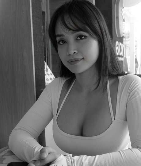 asian eyes v model nudes image