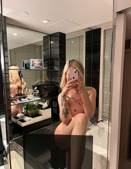 Sarina Song model hd gallery