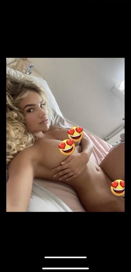 mollymazs model sexy image