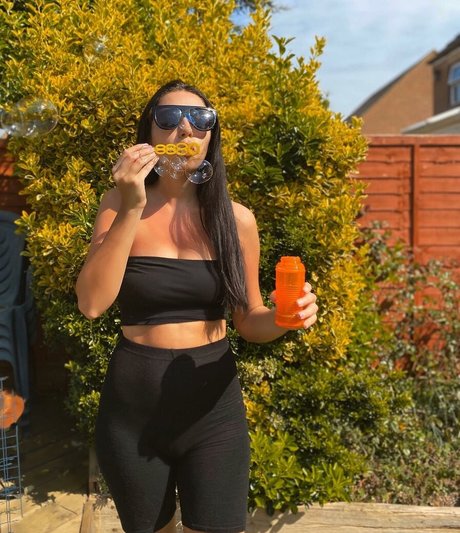 Chloe Reynolds beautiful model pictures