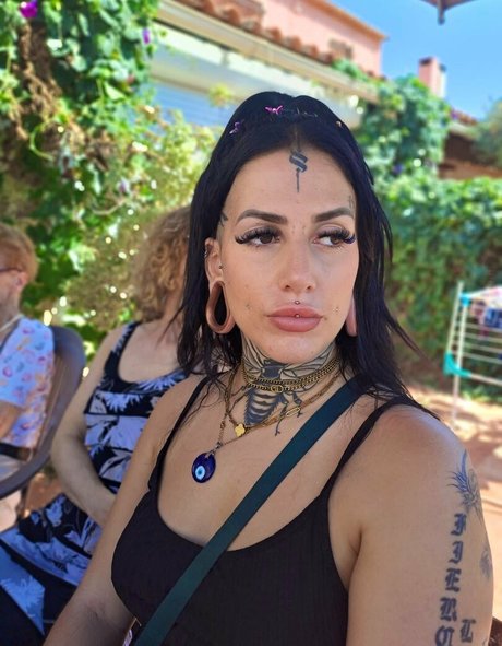 Laetitiaversace star nudes pics